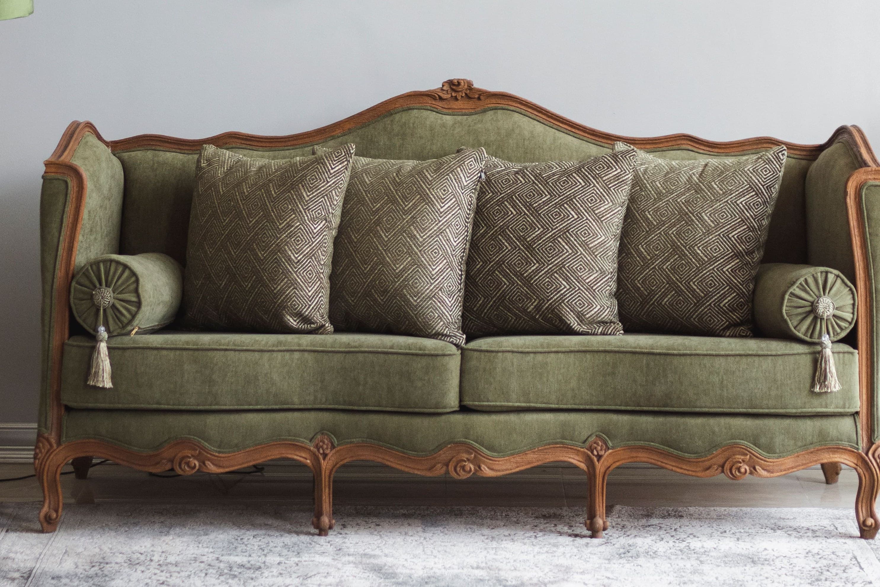 Neu bezogenes Sofa in edlem Samt – hochwertige Stoffe und saubere Verarbeitung schenken Lieblingsmöbeln ein zweites Leben.